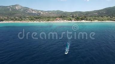 从空中俯瞰海滩上的风帆，尼奥斯·马尔马拉斯·哈尔<strong>基迪基</strong>希腊，无人机向后移动